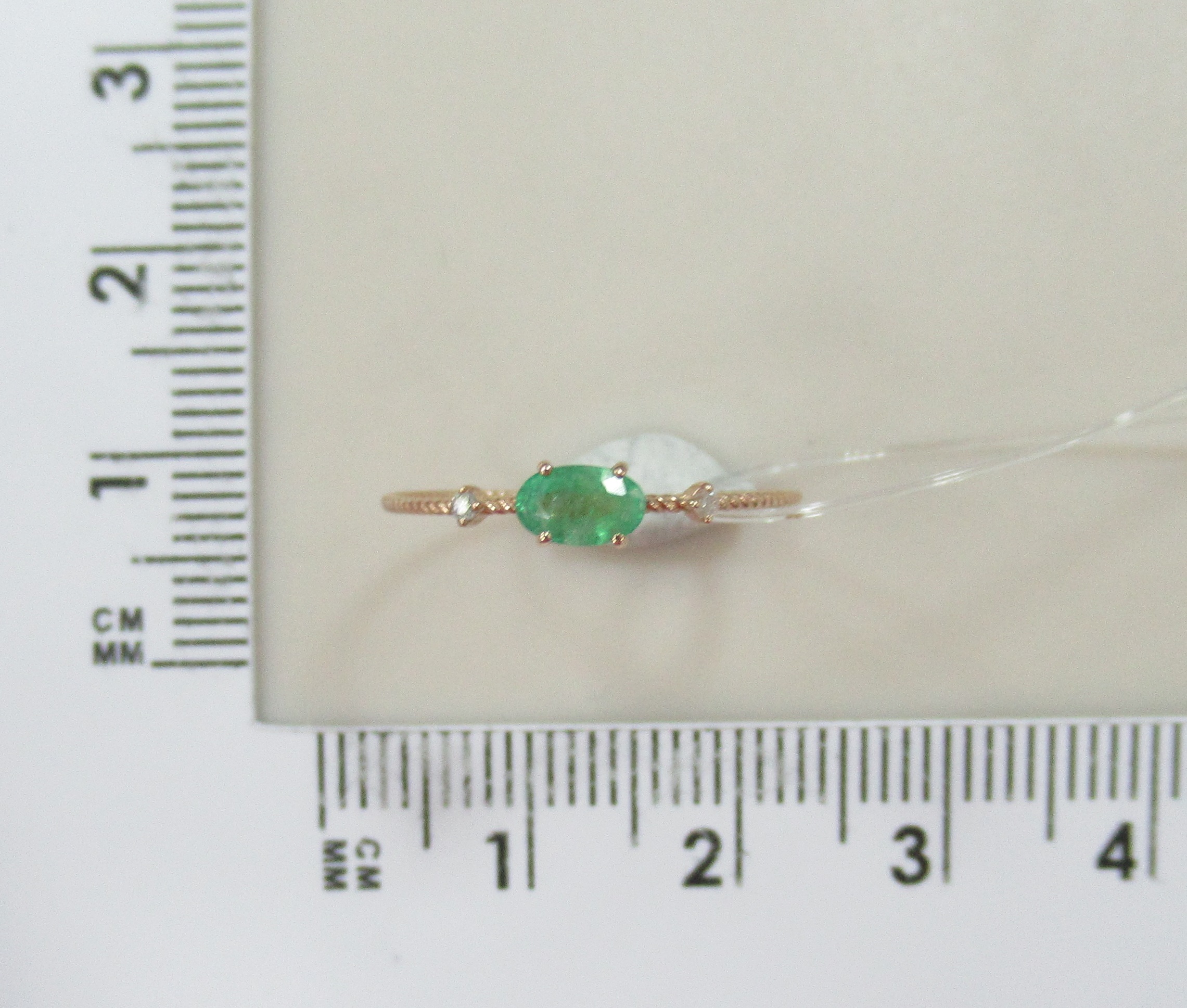 Кольцо из золота с изумрудом